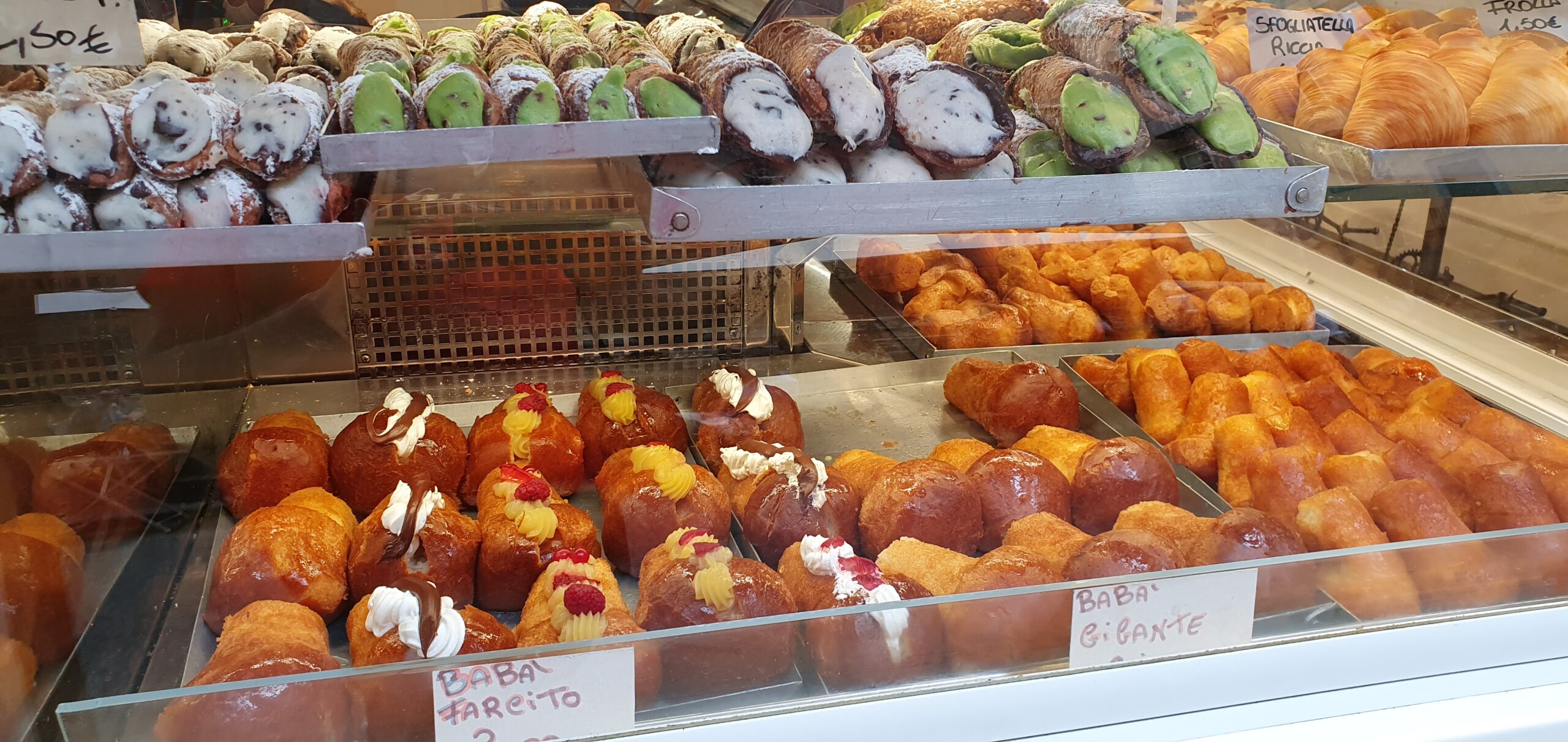 dolci, cannoli, babà, sfogliatelle