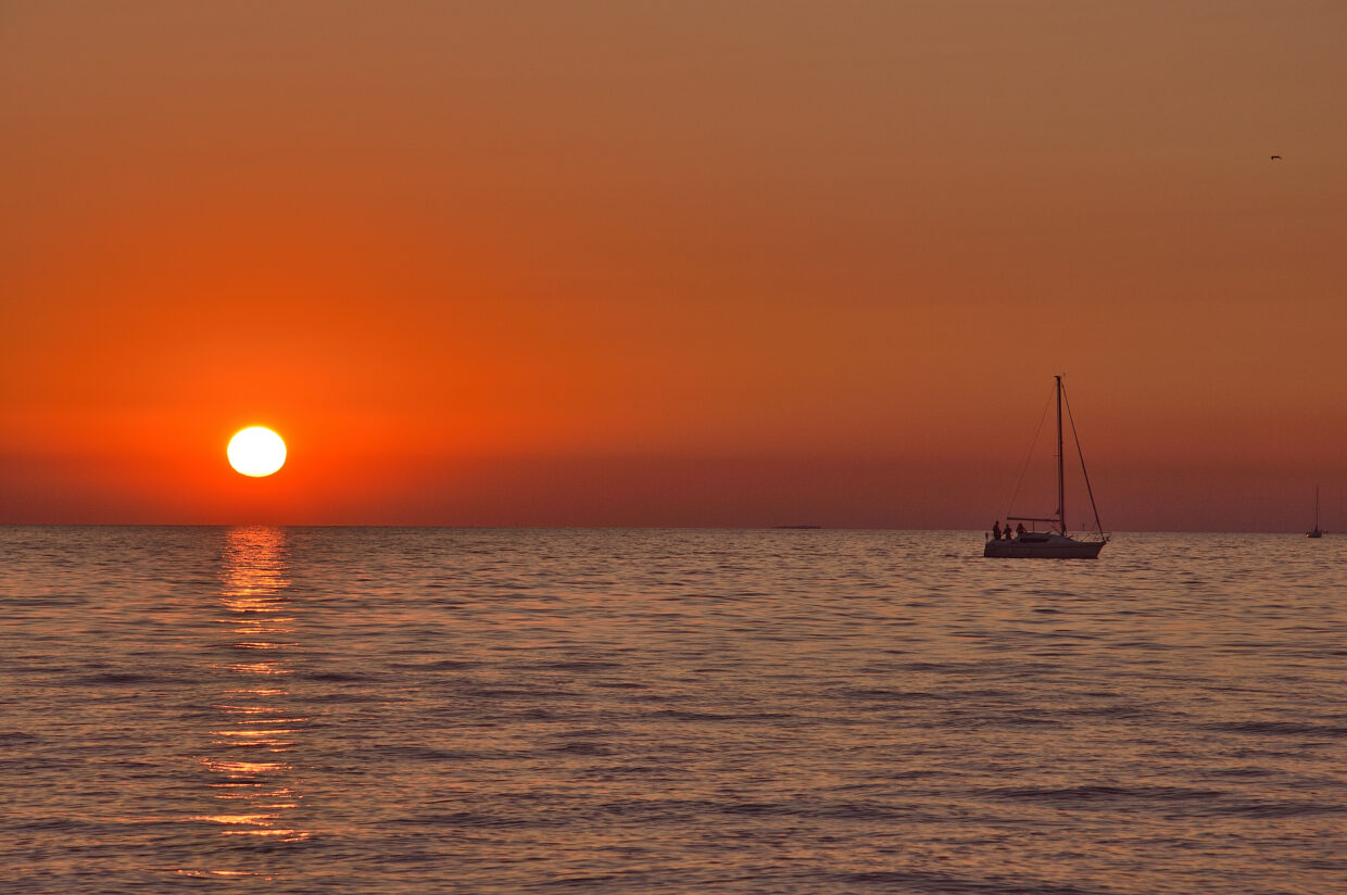 Tramonto, barca a vela