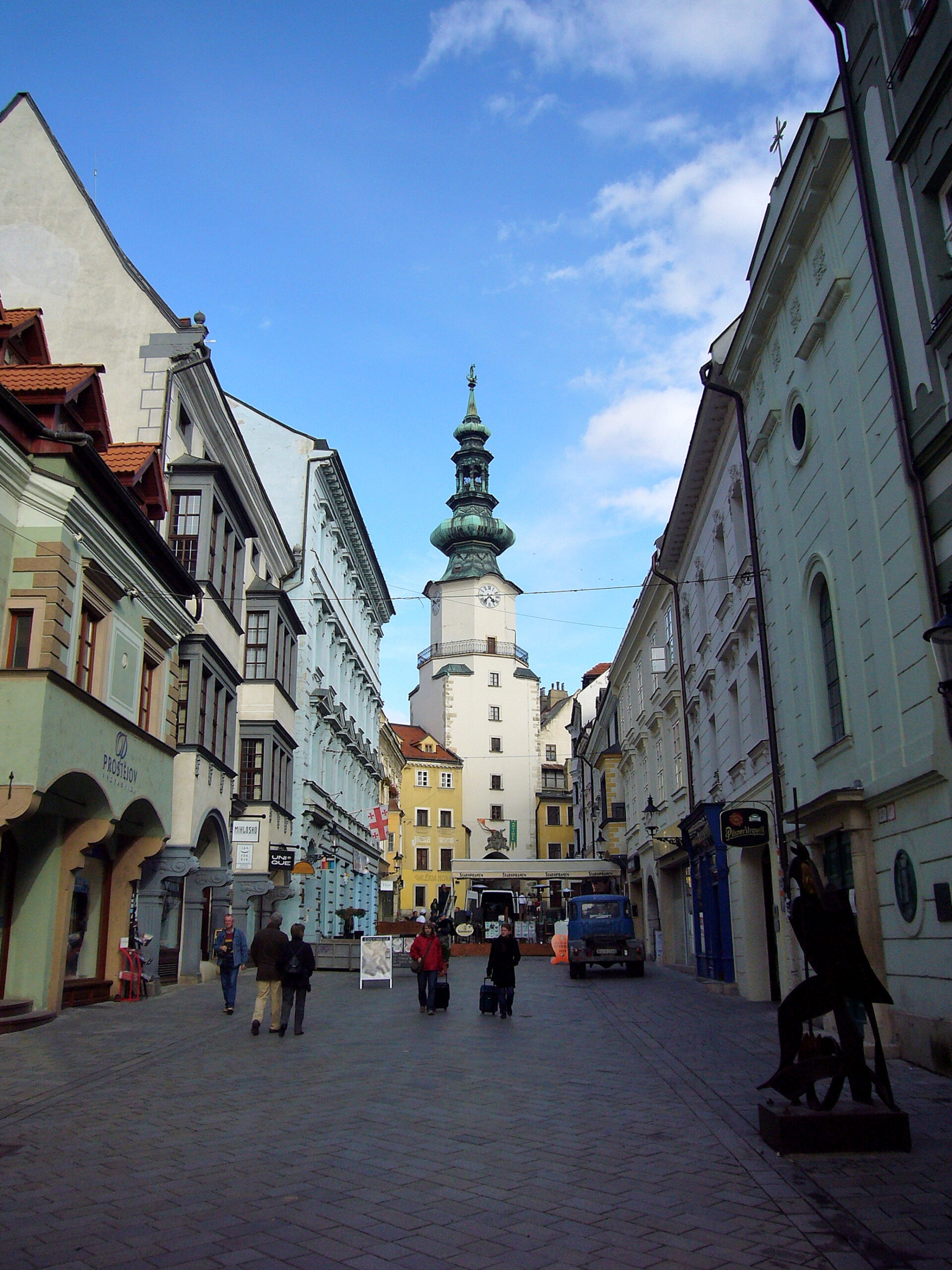 chiesa, strada, palazzi, bratislava